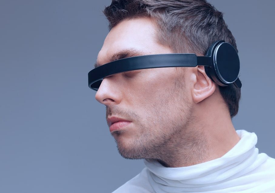 picture-handsome-man-with-futuristic-glasses 1-min